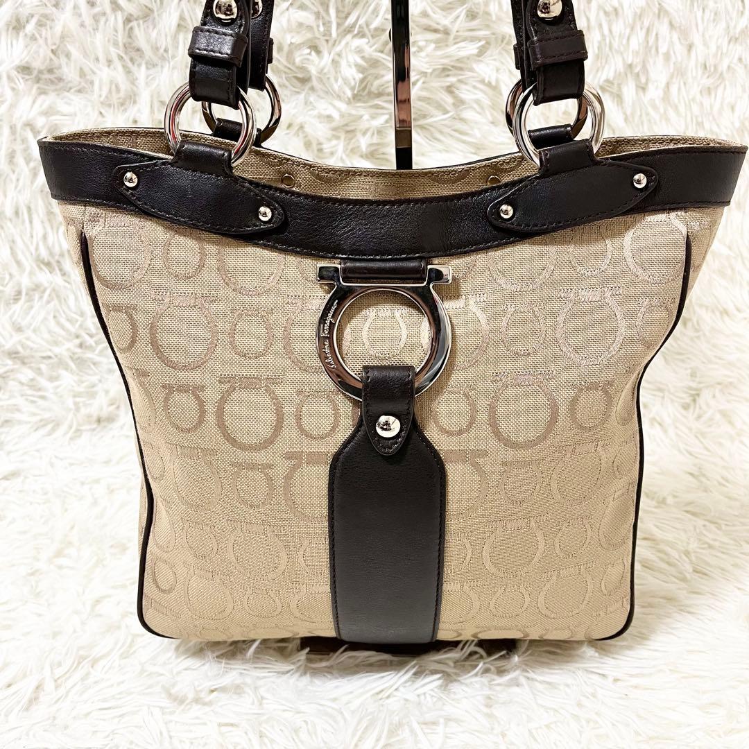 ✨美品✨サルヴァトーレフェラガモ トートバッグ レザー ガンチーニ シルバー金具