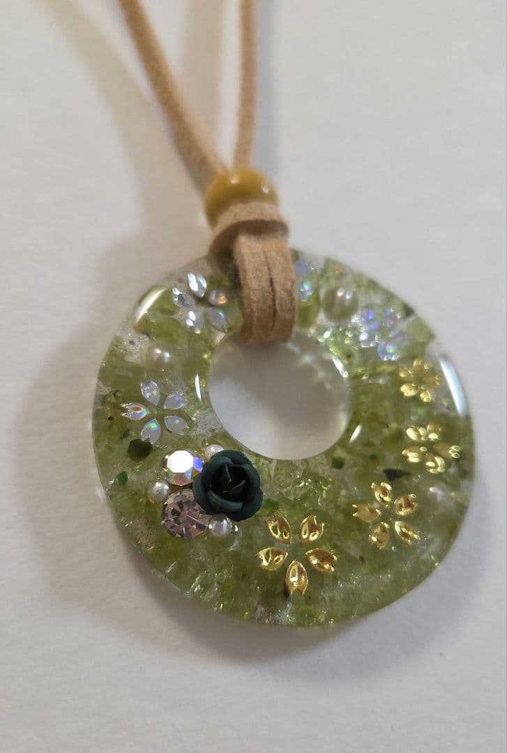 桜・ペリドットレジンネックレス　　天然石ネックレス　　レジンネックレス