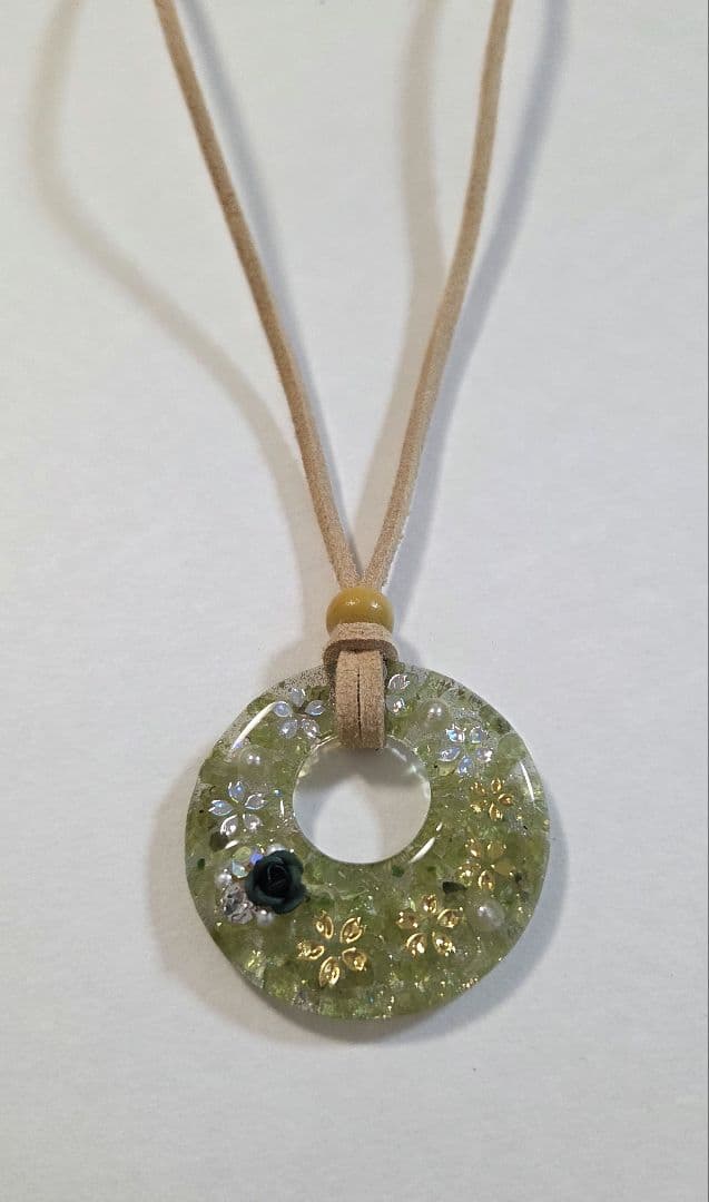 桜・ペリドットレジンネックレス　　天然石ネックレス　　レジンネックレス