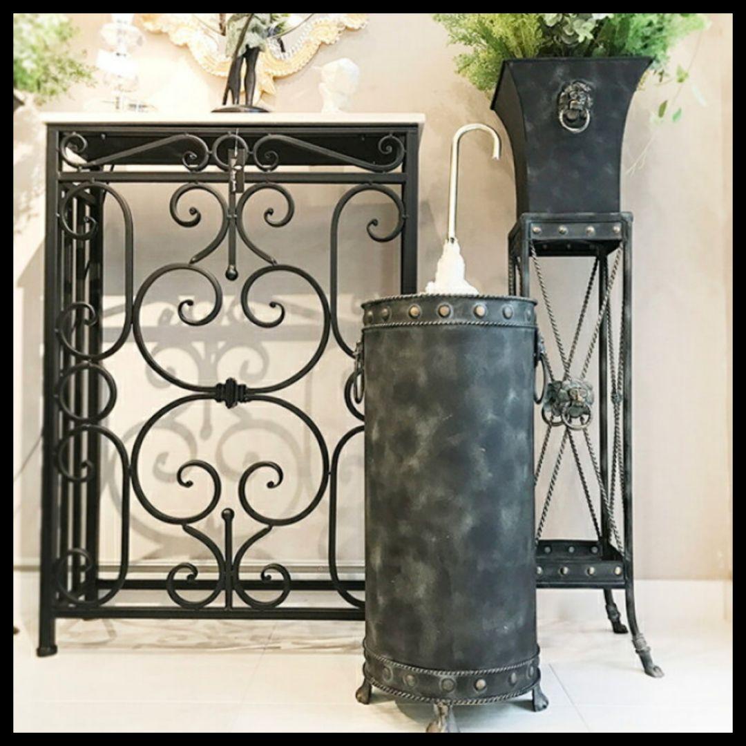 輸入雑貨　アイアン製品　『ライオン飾り付き円筒形傘だて』　アンブレラスタンド