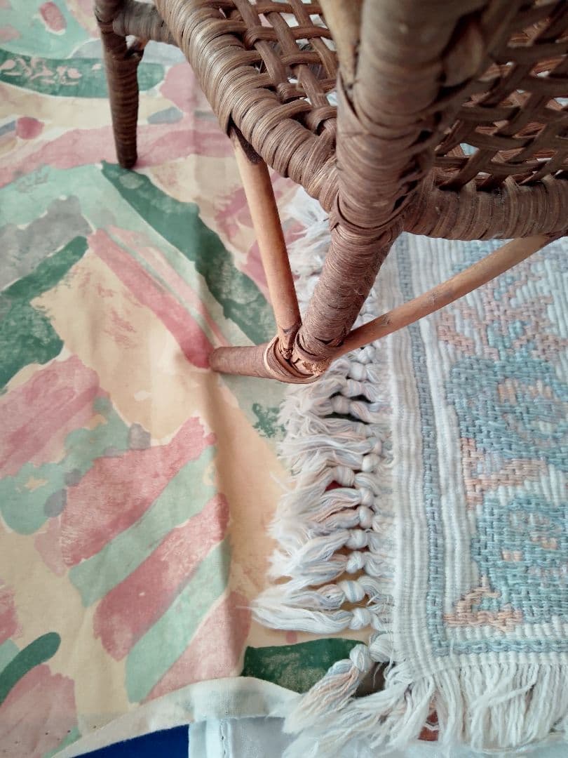 外国製アンティークドール 赤いドレス 金髪長身55cm椅子付き