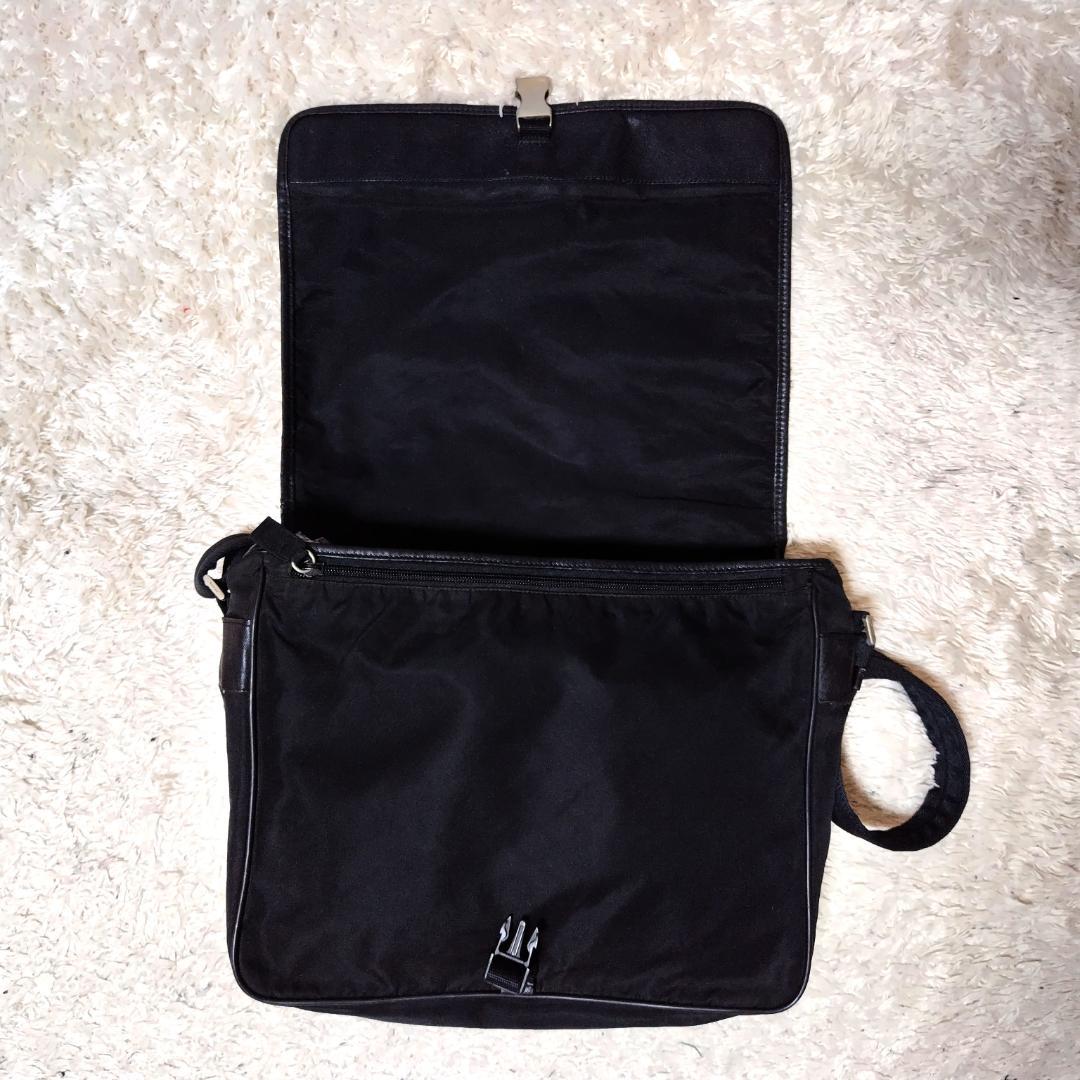 プラダ メッセンジャーバッグ A4収納 三角ロゴ ブラック 斜め掛け ナイロン