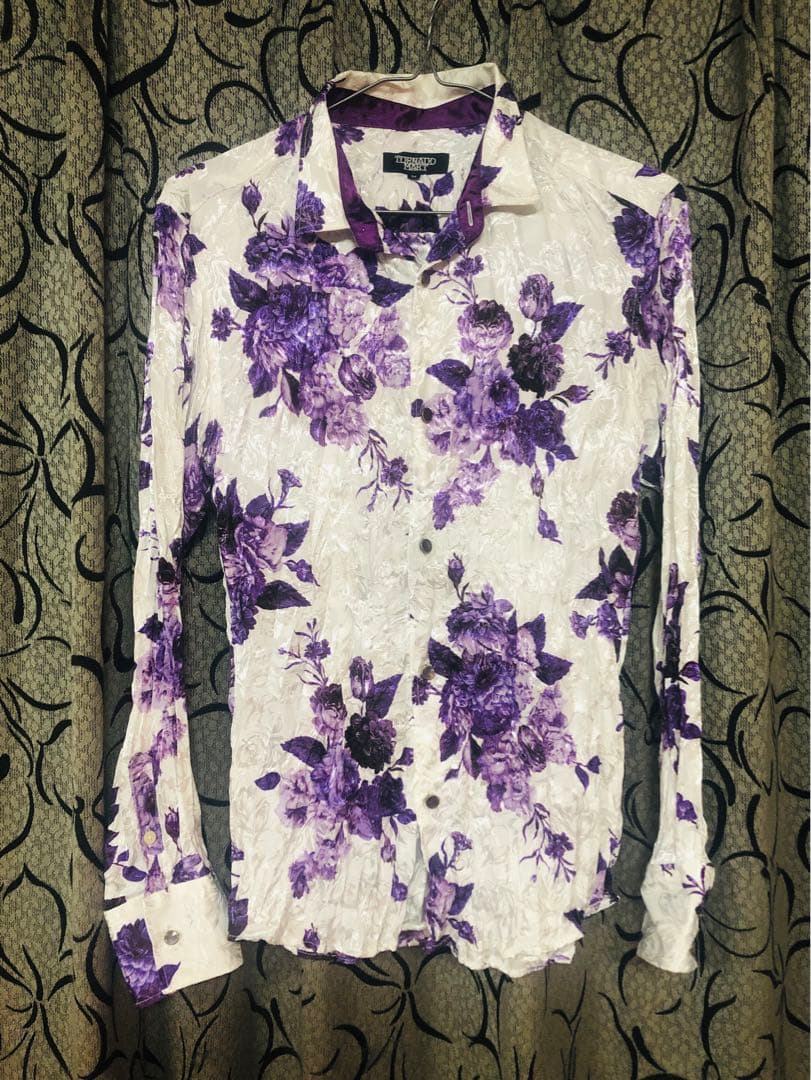 大友康平　トルネードマート 花柄シャツ