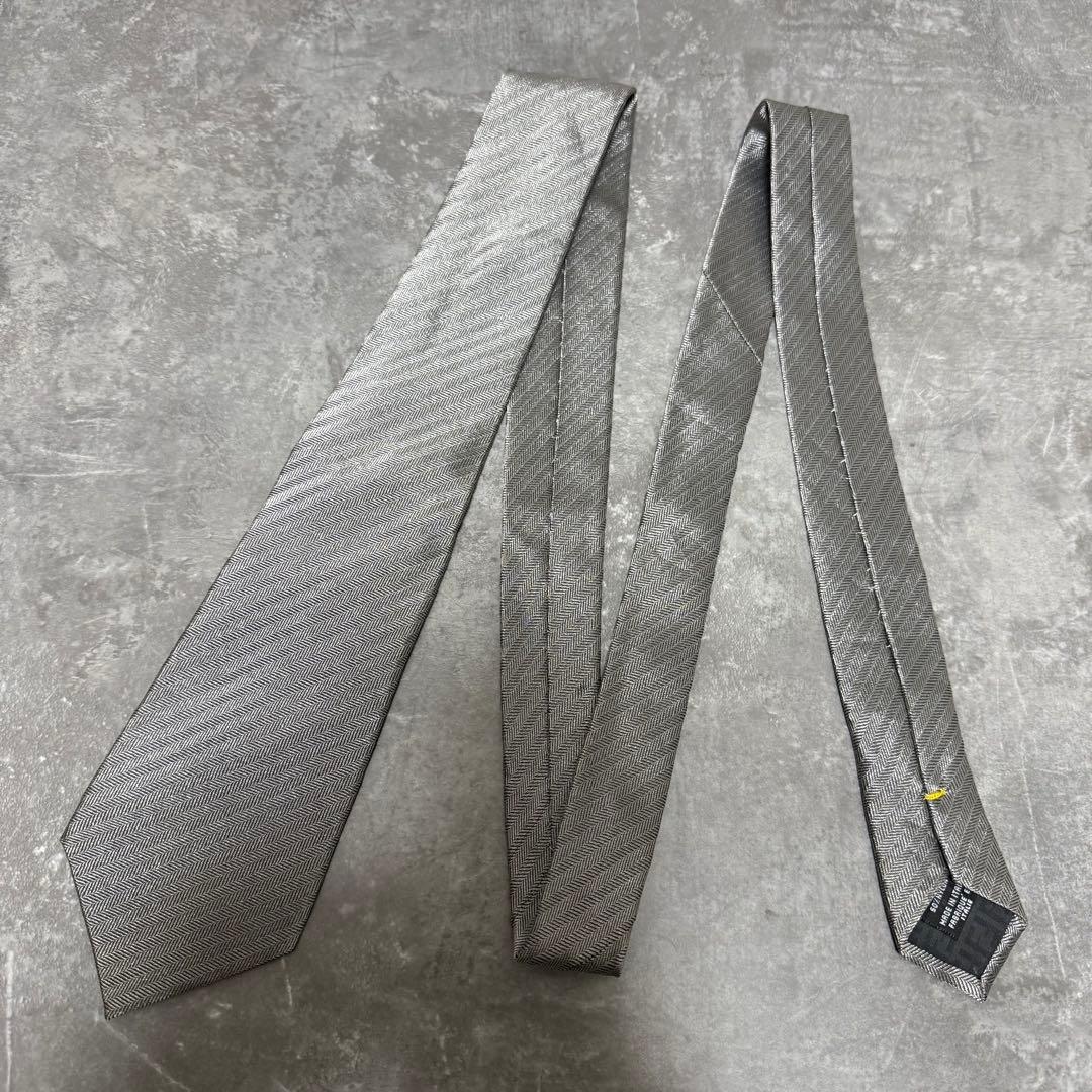 【のん】FENDIフェンディ ネクタイ シルバー 光沢 ストライプ 結婚式