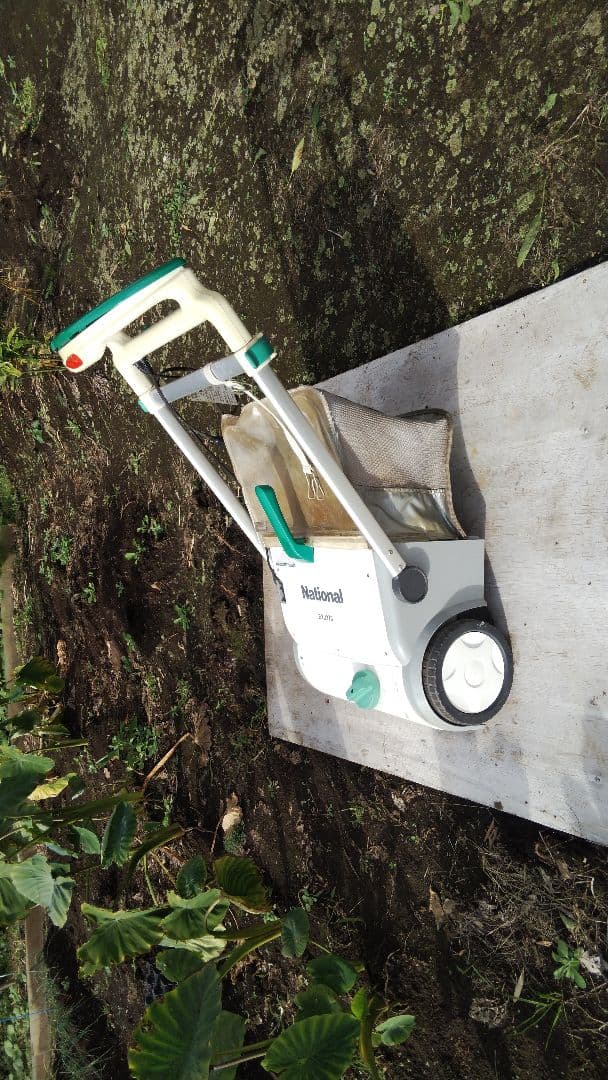 引取り限定　ナショナル芝刈り機ＥY2273