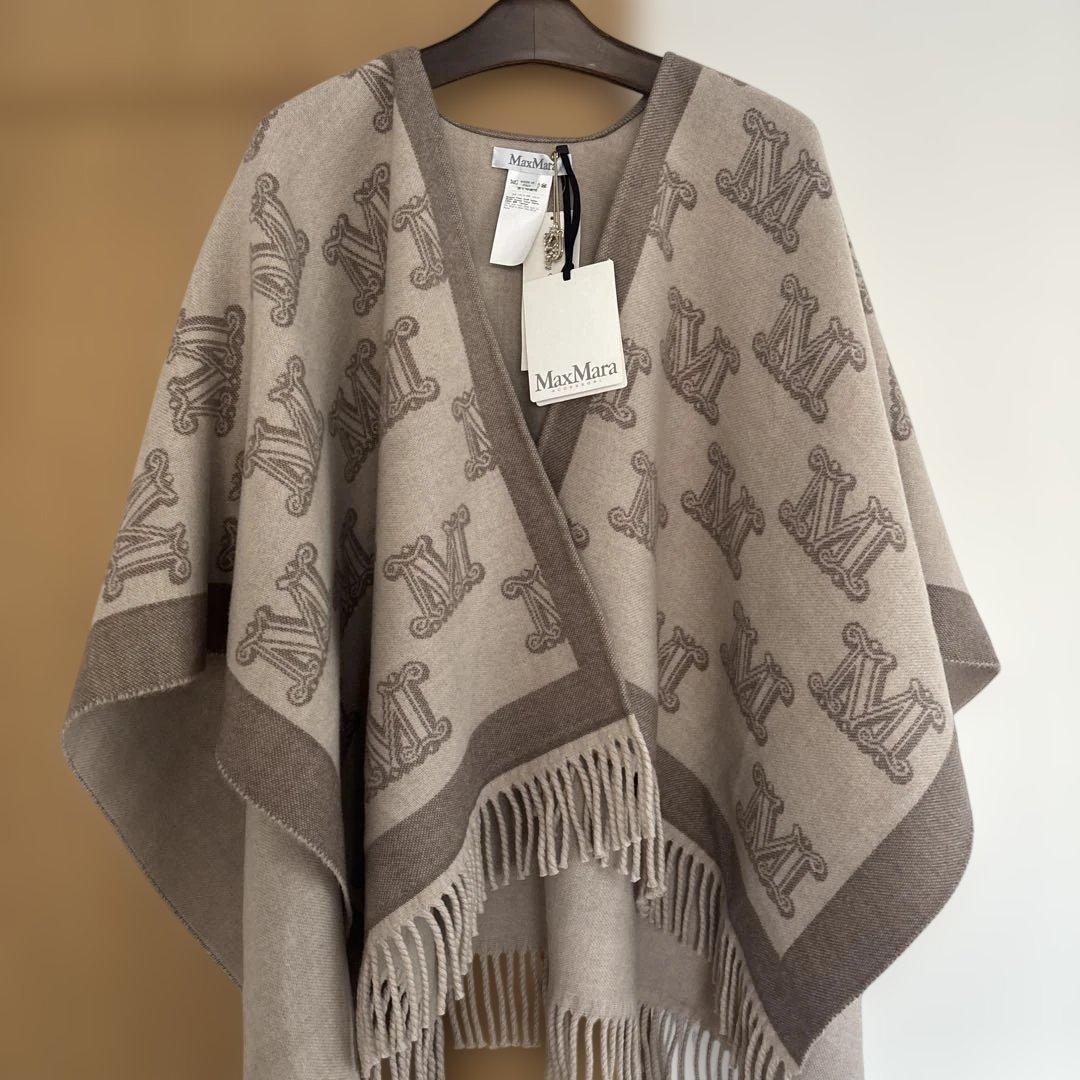 大*生様 Max Mara ベージュ Mロゴ ケープストール フリンジ付き