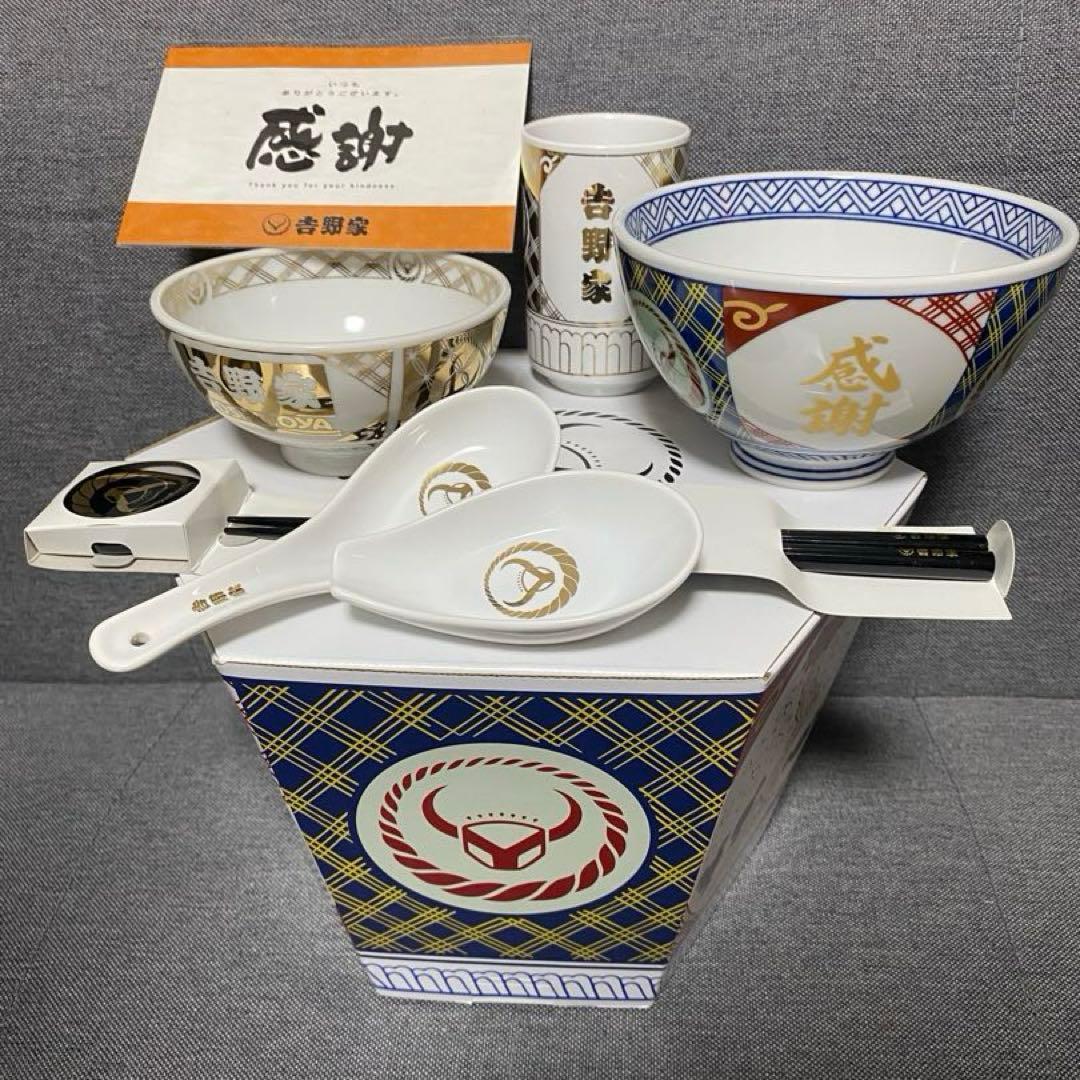 人気の吉野家感謝どんぶり、金茶碗、金湯呑み、レンゲ、箸 吉野家ビッグＢＯＸ入り