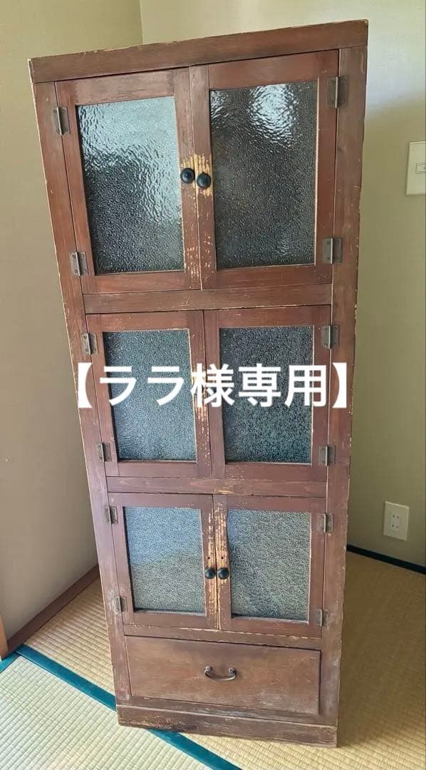 木製のブラウンキャビネット、4扉と1引き出し付き