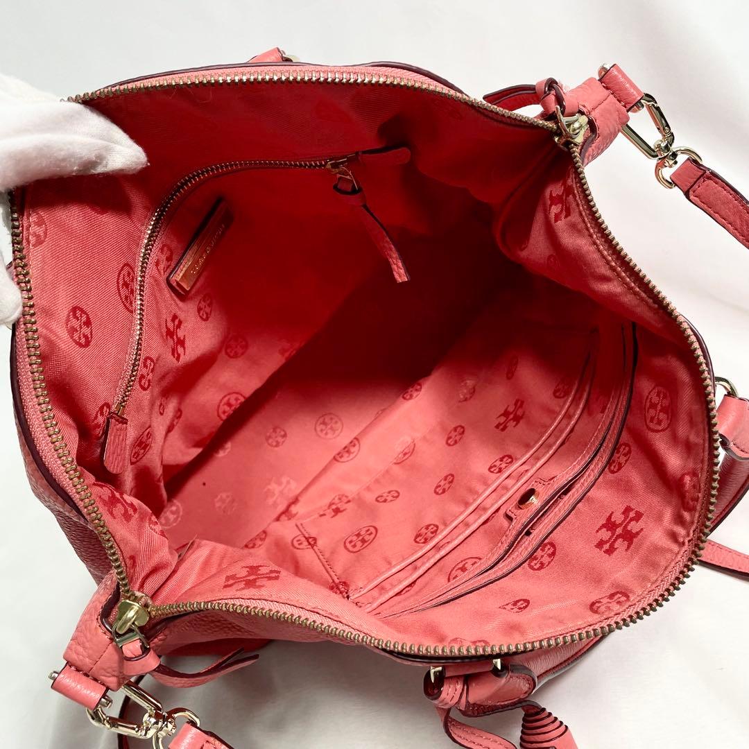 トリーバーチ トートバッグ 2way タッセル エンボス ロゴ レザー 大容量