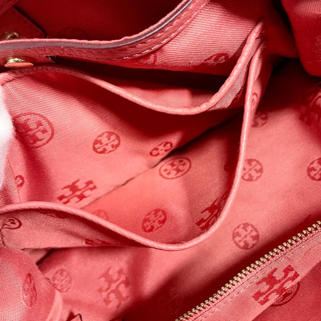 トリーバーチ トートバッグ 2way タッセル エンボス ロゴ レザー 大容量