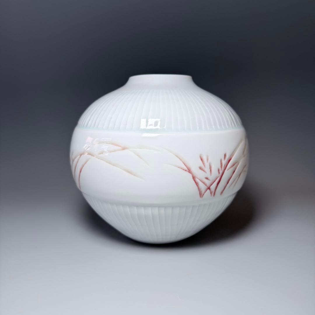 藤井朱明　自作　白磁彫花瓶　共箱　鉄釉草文様　雰囲気◎　インテリア　オブジェ