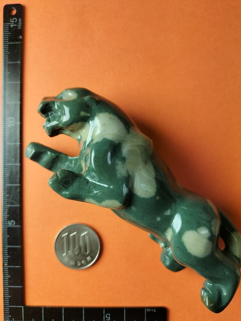 津軽錦石(つがるにしきいし)の ひょう の置物です。工芸品