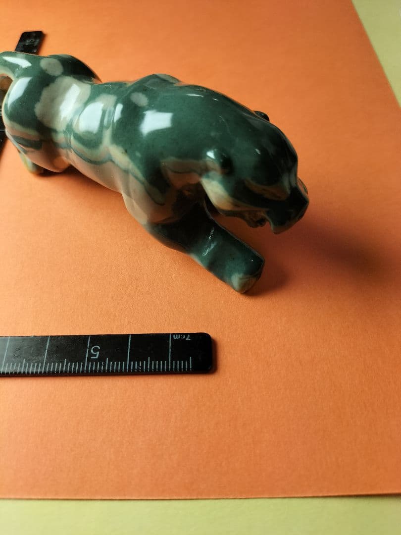 津軽錦石(つがるにしきいし)の ひょう の置物です。工芸品