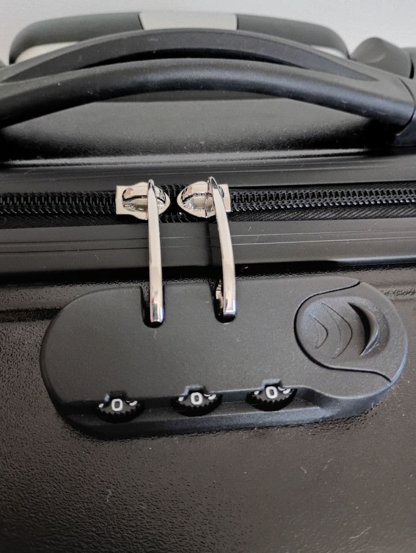 子供が乗れるキャリーケース黒 キッズトラベル　キャリーケースM