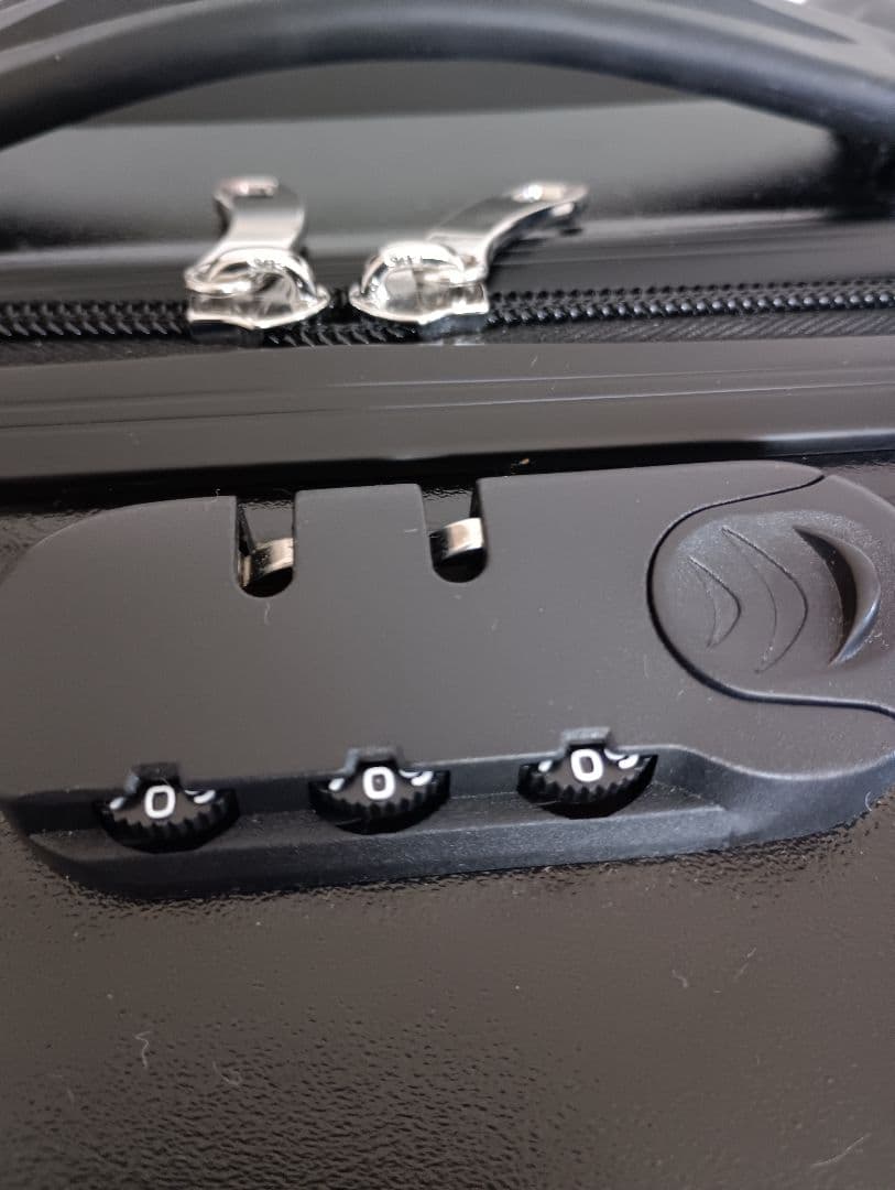 子供が乗れるキャリーケース黒 キッズトラベル　キャリーケースM