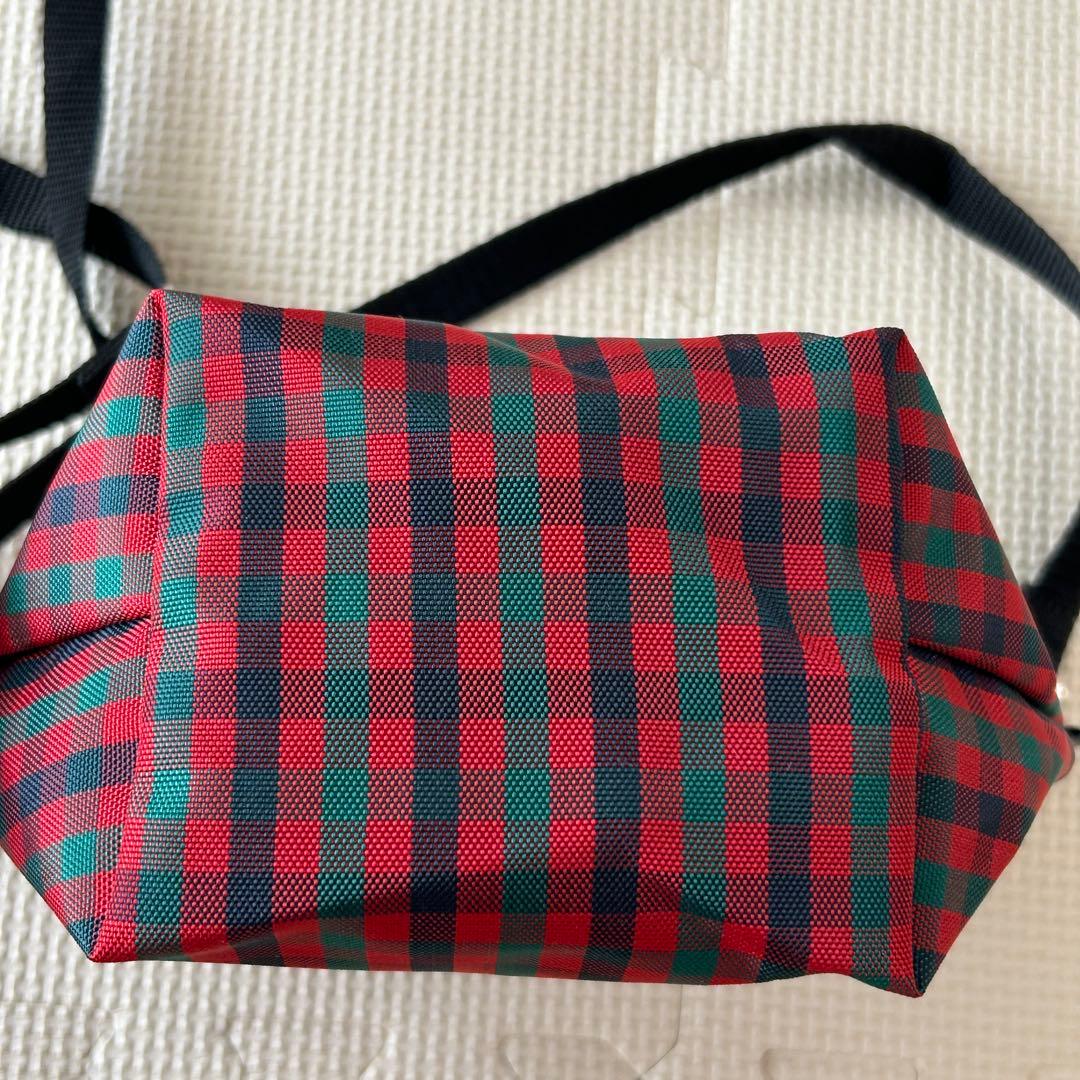 【美品】ファミリア　舟形ナイロンポシェット　赤チェック　チャームなし