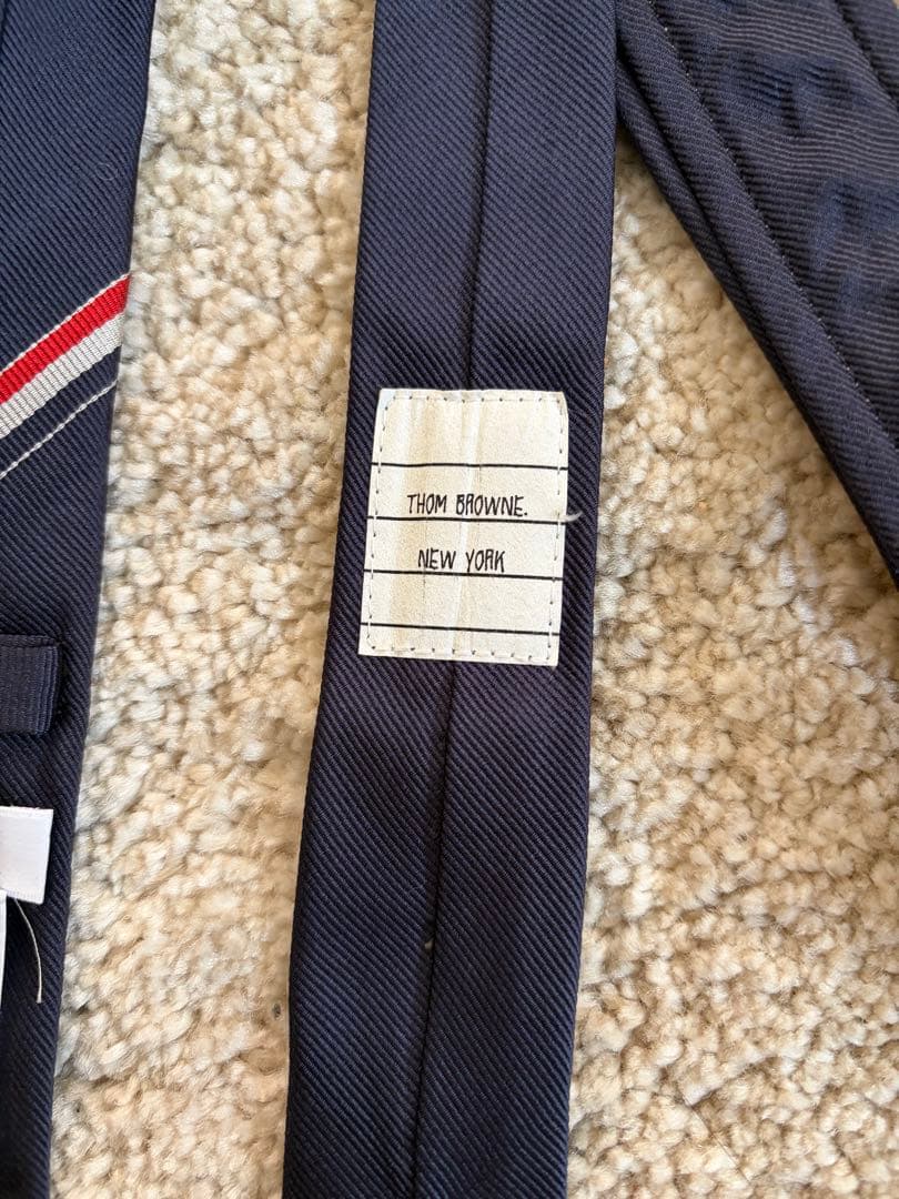 トムブラウンTHOM BROWNEトリコシルクナローネクタイ紺