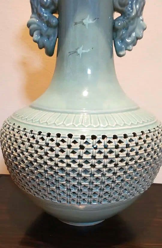手渡し可 高麗青磁 芸元作 雲鶴文双耳飾壷 花瓶 網目透かし彫り 双耳 飾り壺