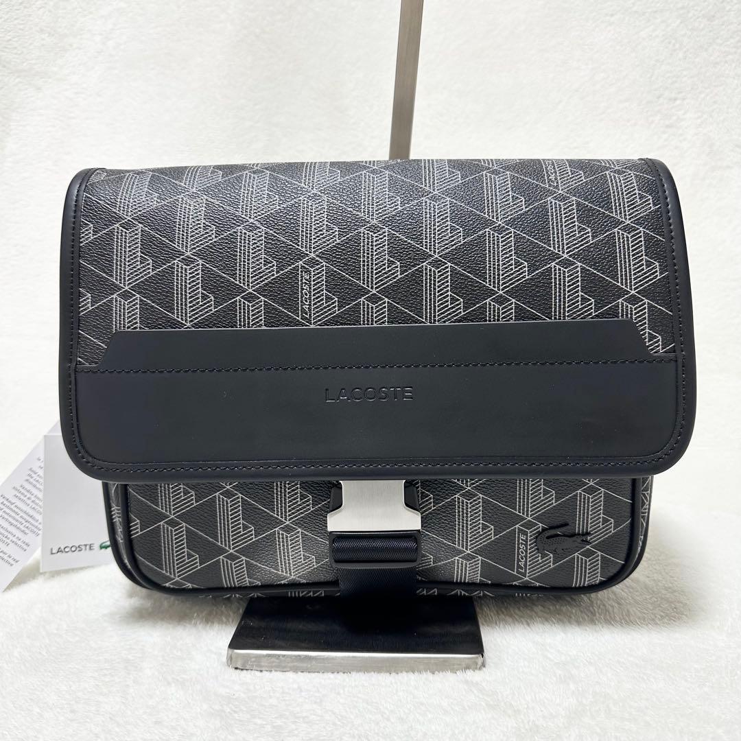 LACOSTE ザブレンド モノグラムフラップメッセンジャーバッグ 幾何学模様