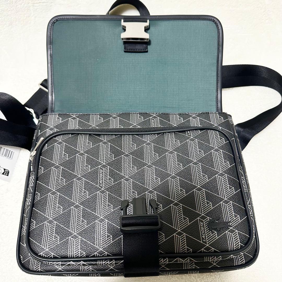 LACOSTE ザブレンド モノグラムフラップメッセンジャーバッグ 幾何学模様