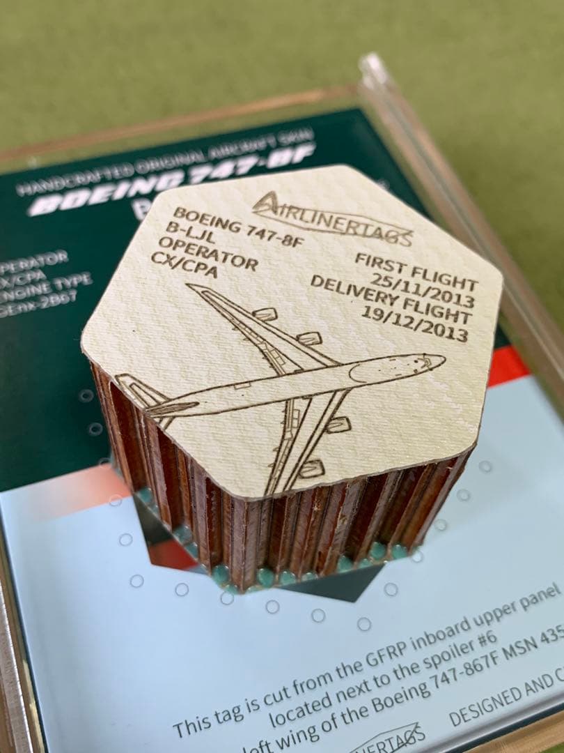 キャセイカーゴ B747 -8F 主翼 タグ ディスプレイ ハニカム 六角形