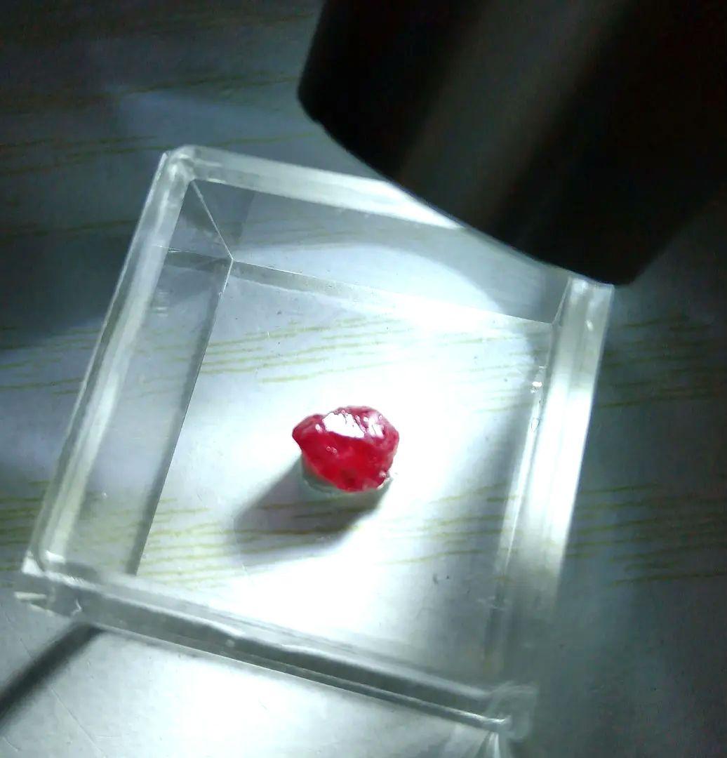 ピジョンブラッド ルビー　蛍光宝石鉱物標本