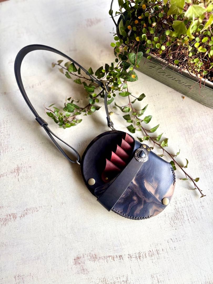 tom 手染めブラックマーブルの丸型シザーケース、ゴム手袋ホルダー