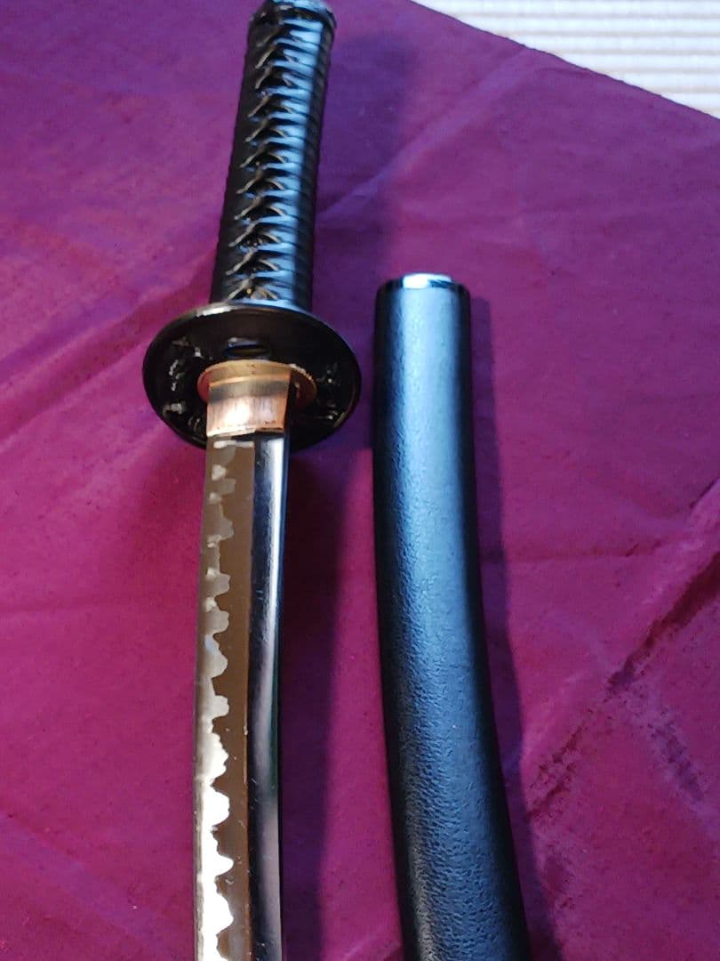 居合刀脇差し、肥後拵え　本木、 黒サメ、柄巻き.黒合皮革、 箱互の目直刃二重刃文