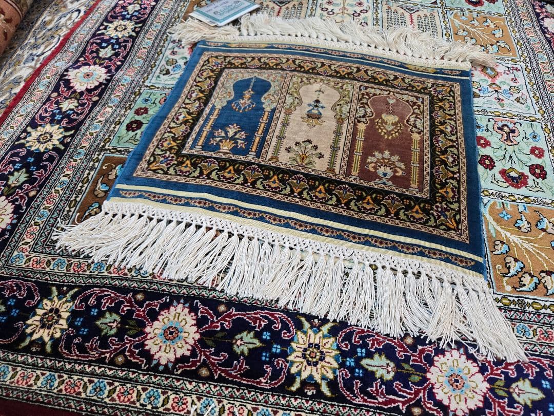 トルコ絨毯Hereke 本物保証書有り、アンティーク絨毯未使用品 オススメです。