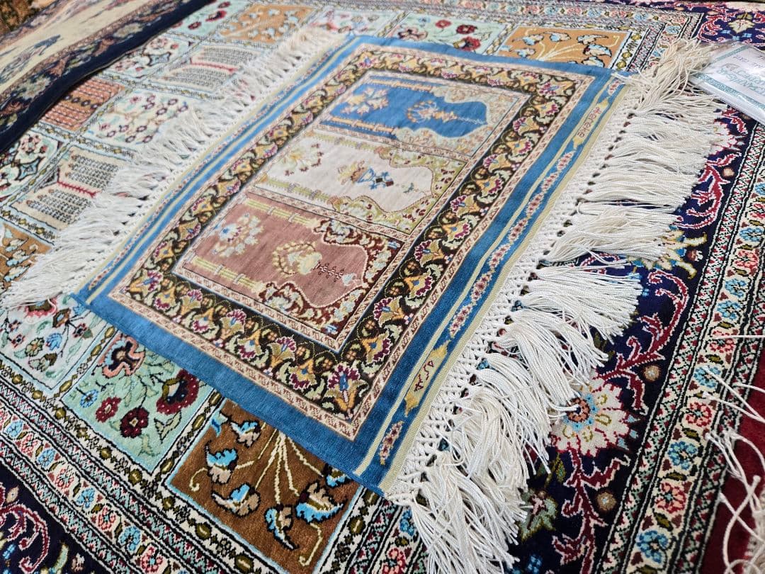 トルコ絨毯Hereke 本物保証書有り、アンティーク絨毯未使用品 オススメです。