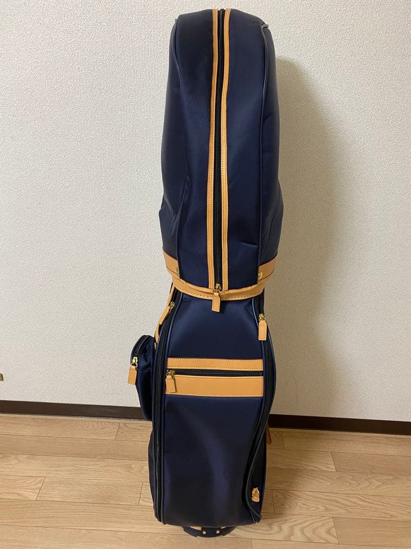 ネイビーとベージュのゴルフキャディバッグ