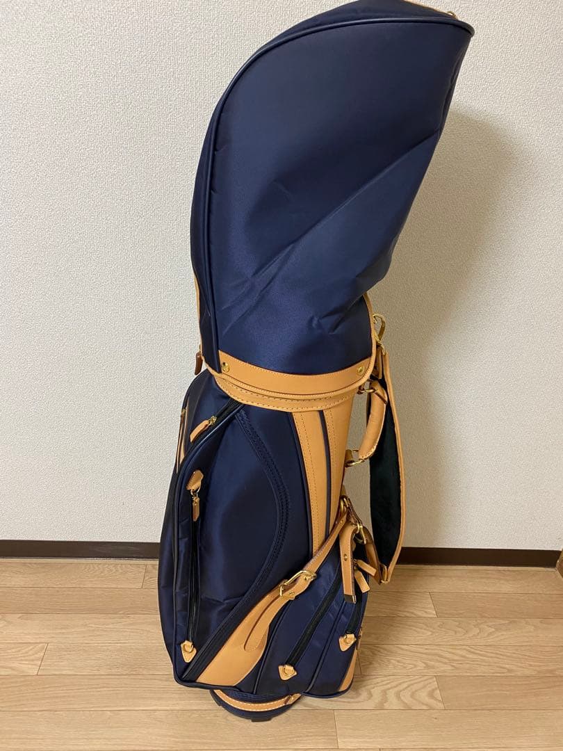 ネイビーとベージュのゴルフキャディバッグ