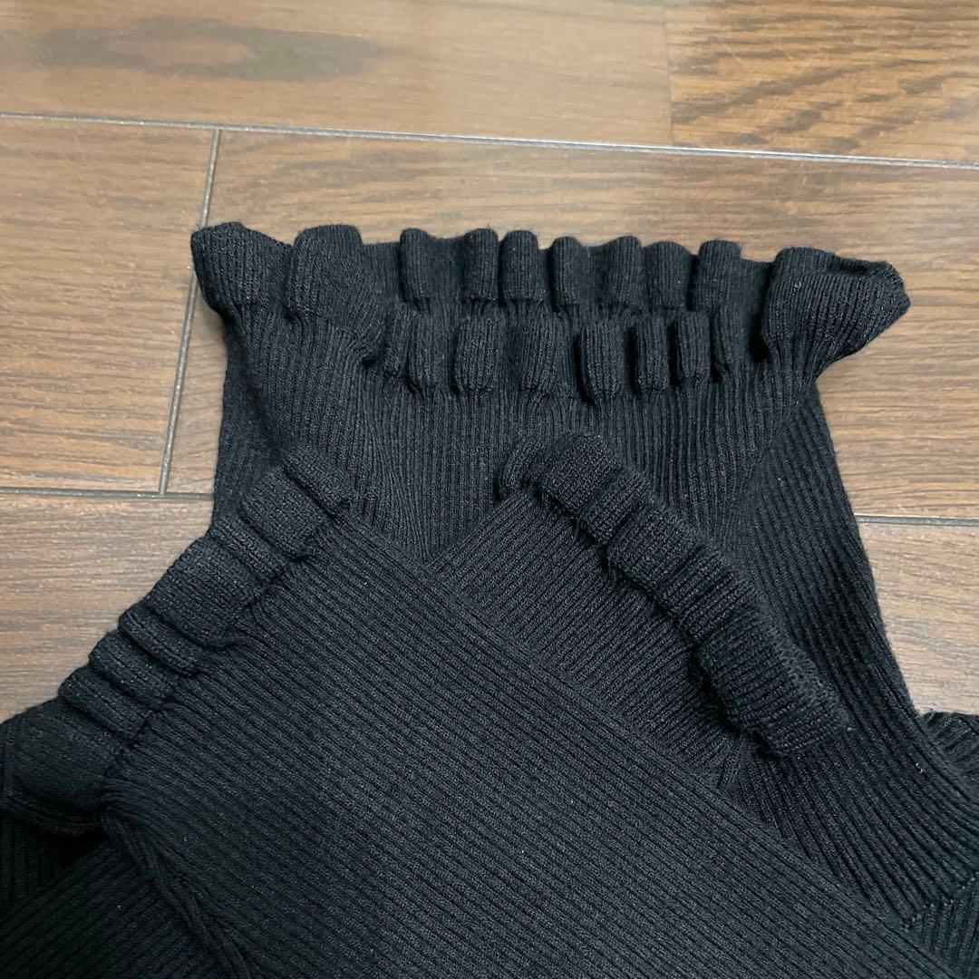 エムプルミエ タートル フリルリブニットプルオーバー　ブラック