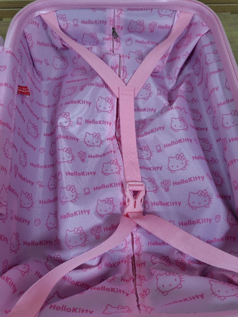 ハローキティ　フロントポケット付きスーツケース