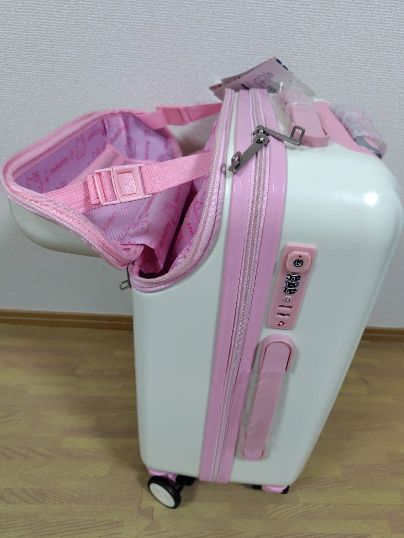 ハローキティ　フロントポケット付きスーツケース