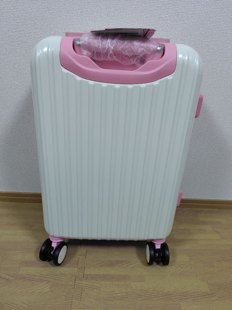 ハローキティ　フロントポケット付きスーツケース