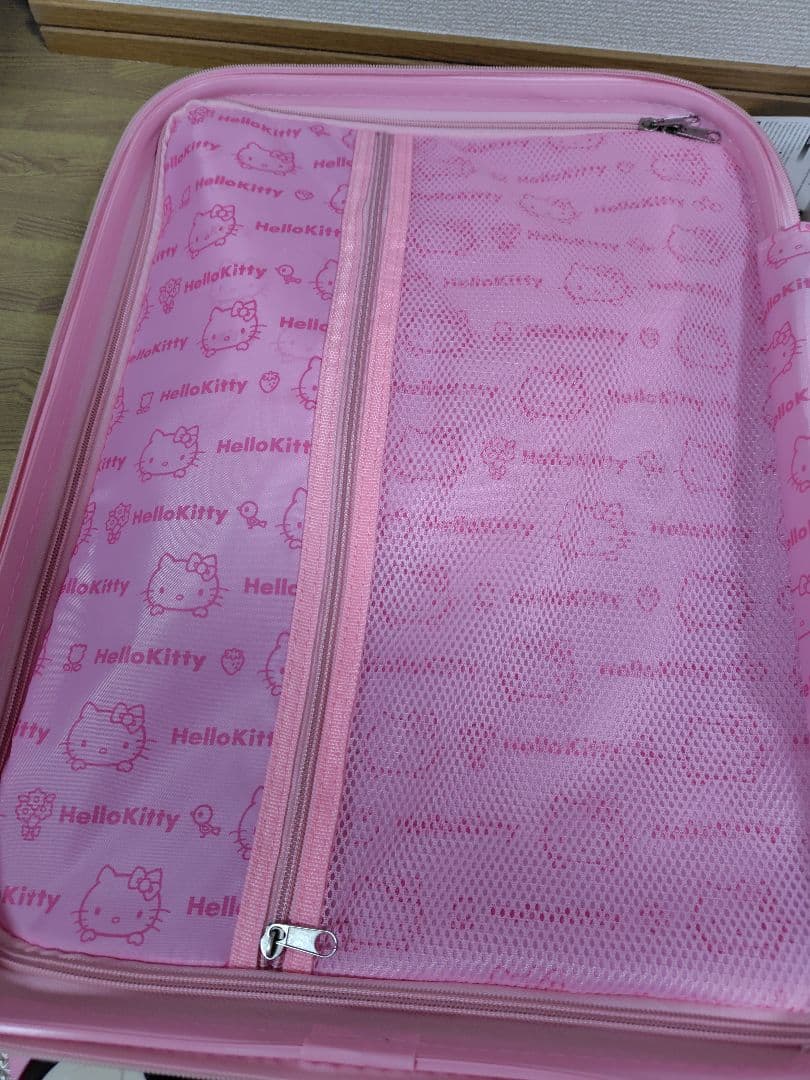 ハローキティ　フロントポケット付きスーツケース