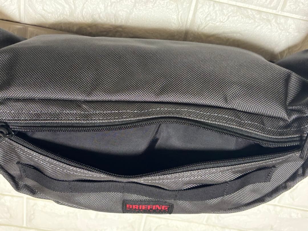 貴重！美品！BRIEFING MASTER POD ボディバッグ グレー