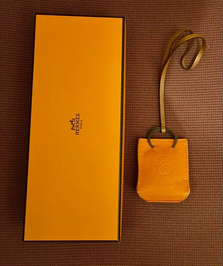 エルメス サックオランジュ レザーチャーム ストラップ ロゴ ショッパー