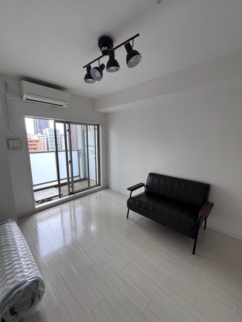 ☆送料込み+組立不要☆高級感あるソファ 〜肘掛け付き〜