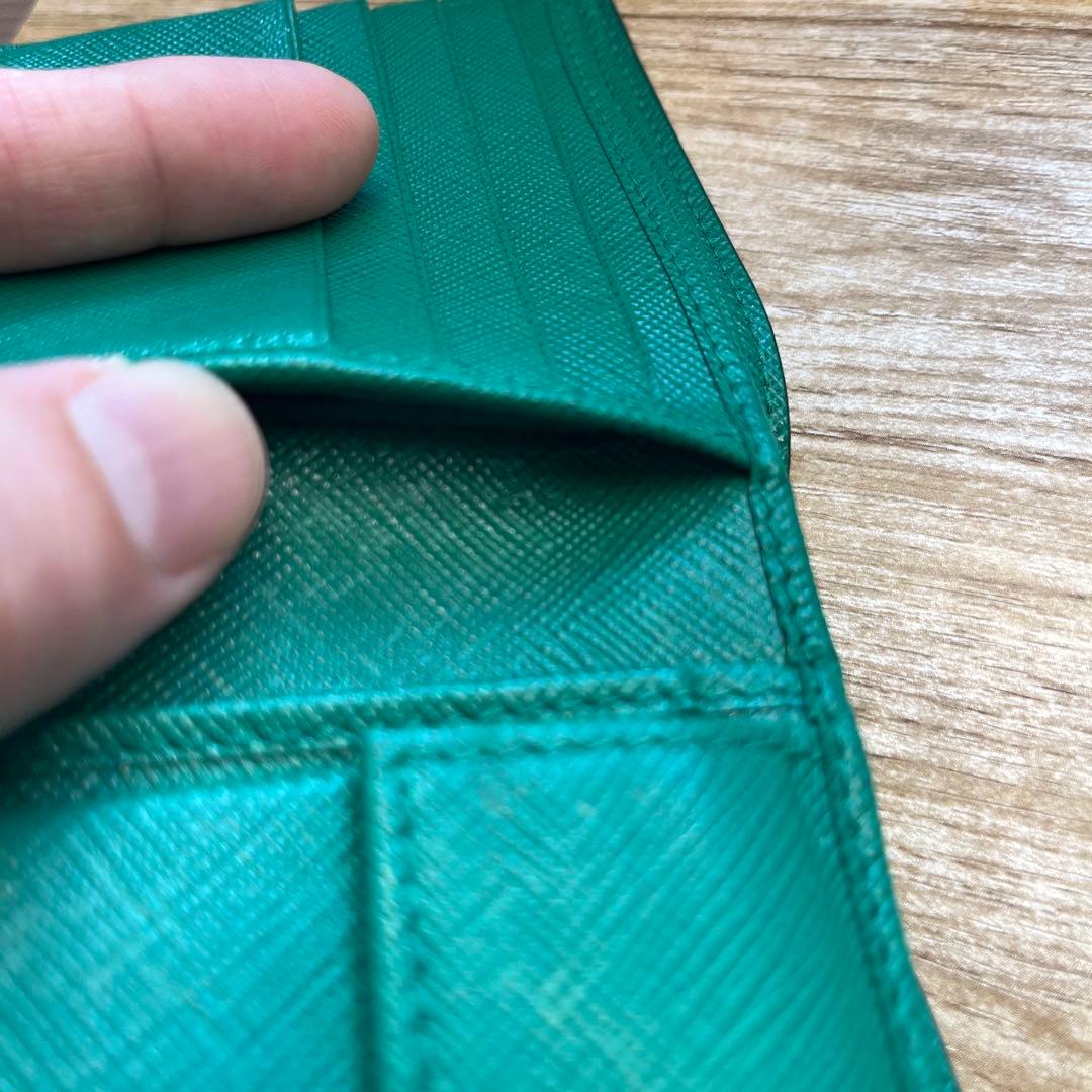 PRADA グリーン 二つ折り財布