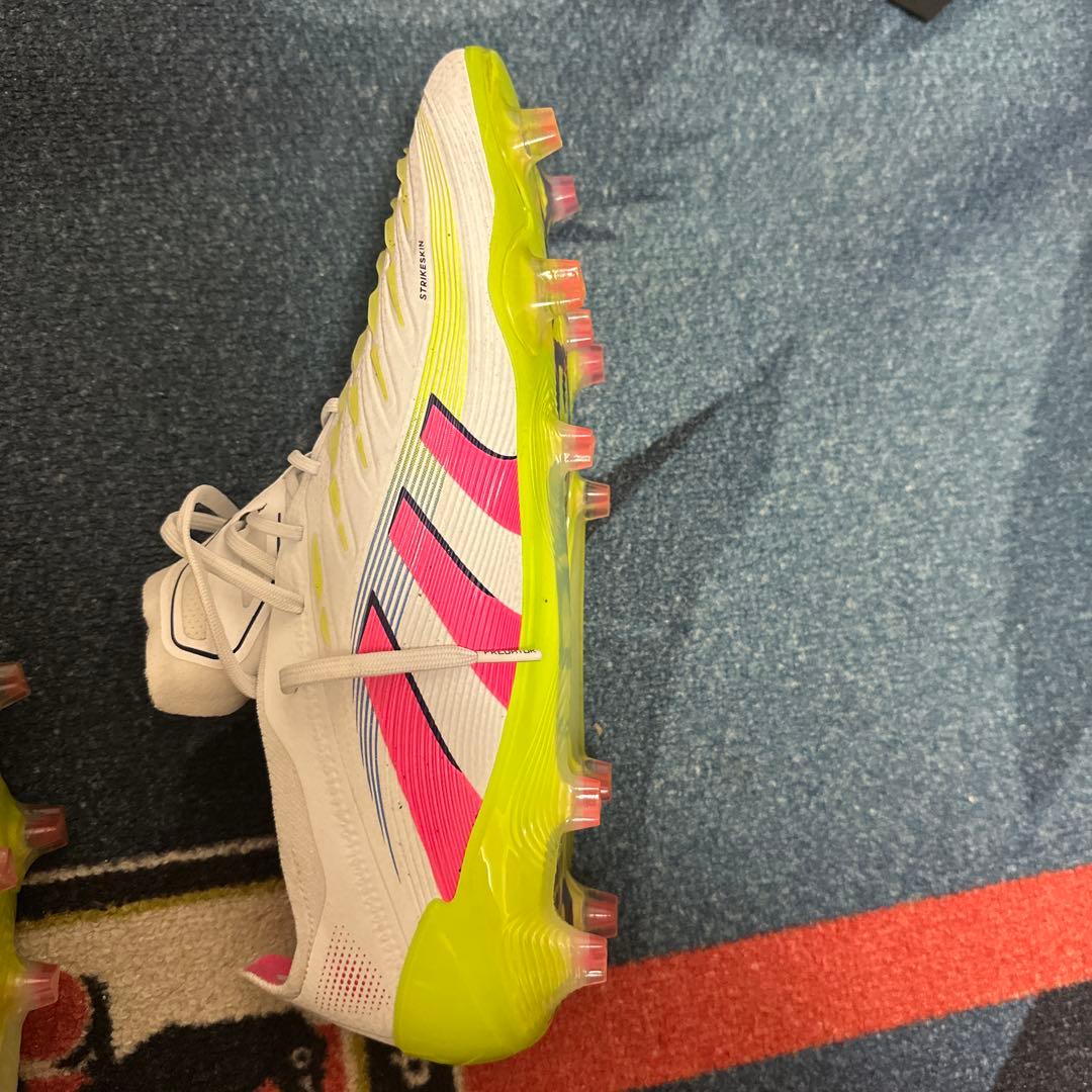 adidas Predator サッカーシューズ ホワイト/ピンク/イエロー