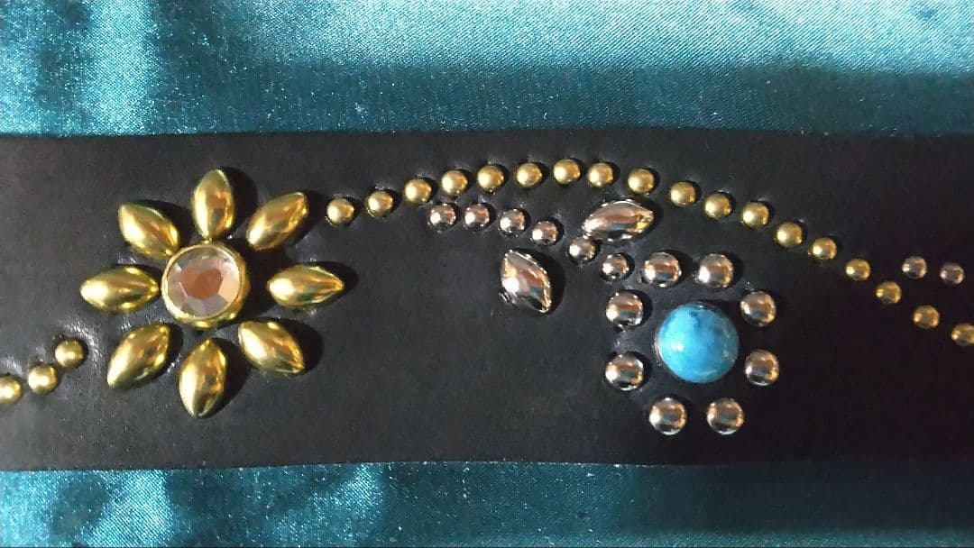 メルむ昭南ベンズレザーツタ＆フラワースタッズベルト　ニッケル＆ブラス