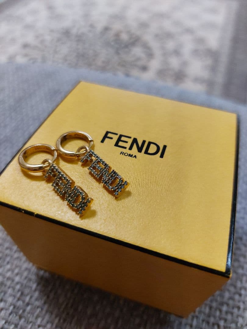 FENDI ロゴデザイン ゴールドピアス