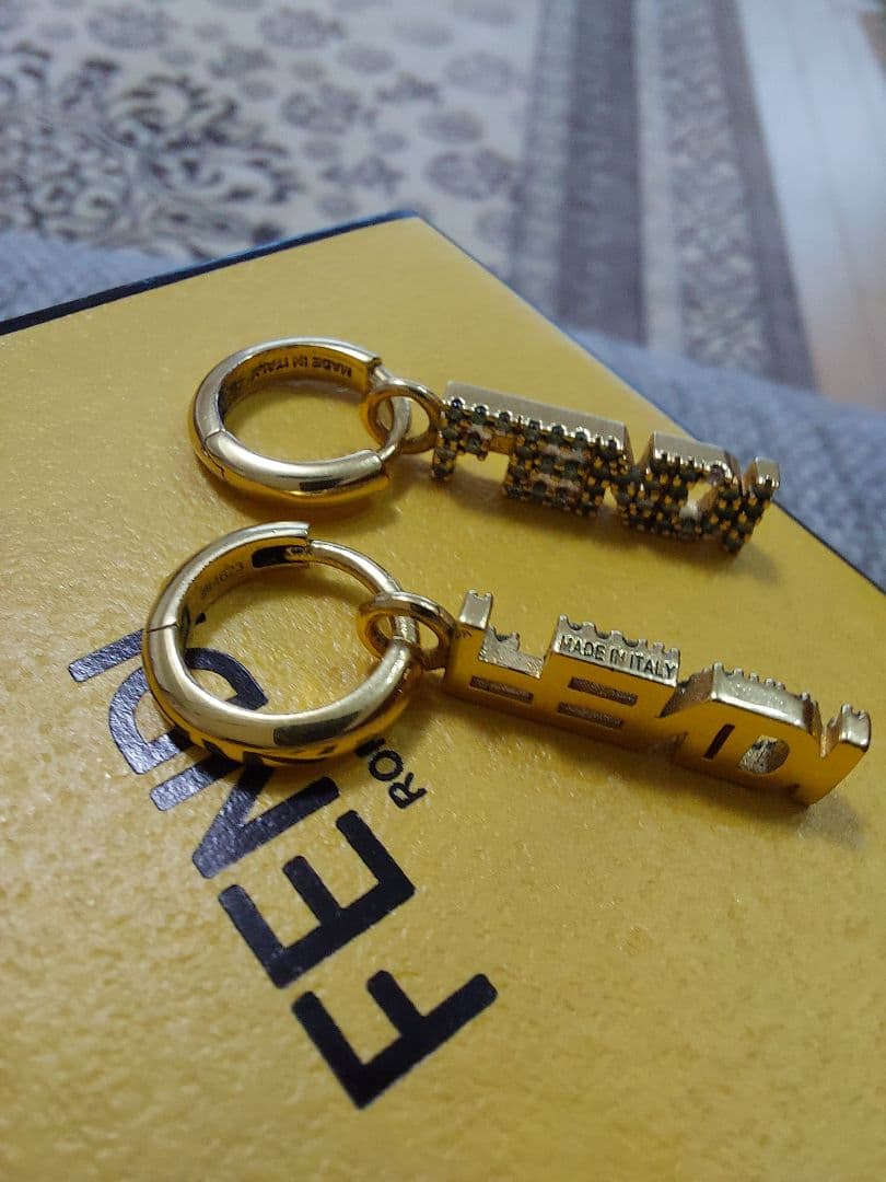 FENDI ロゴデザイン ゴールドピアス