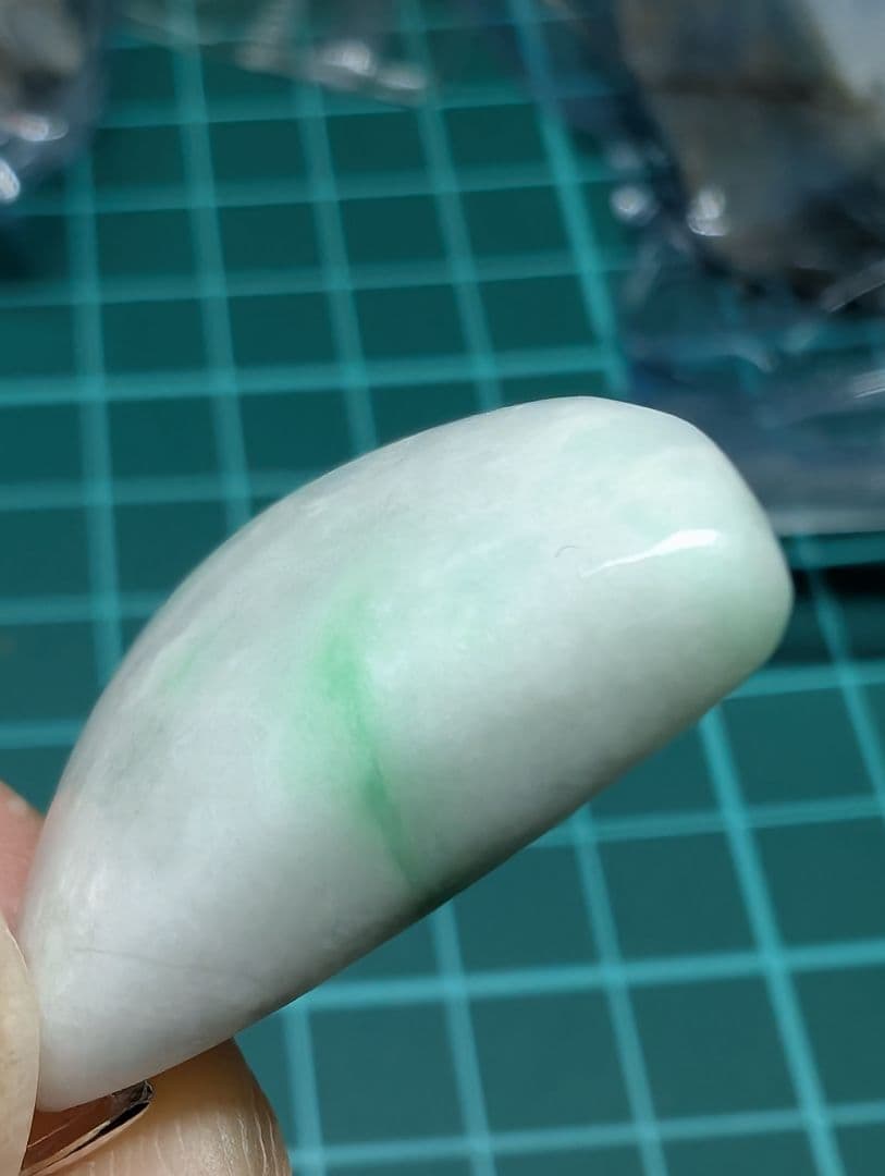 小滝　翡翠　糸魚川　ペンダント　白地が綺麗　緑