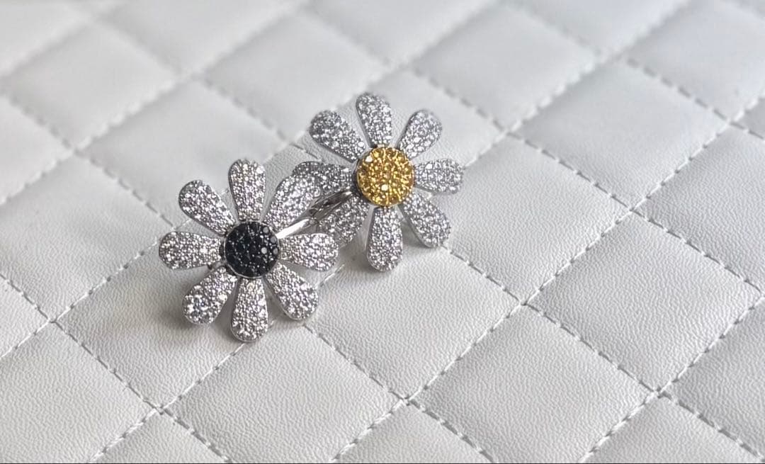 実物写真❤️Mio Harutaka好き❤️マーガレットピアス　片耳　黒✖️ホワイト