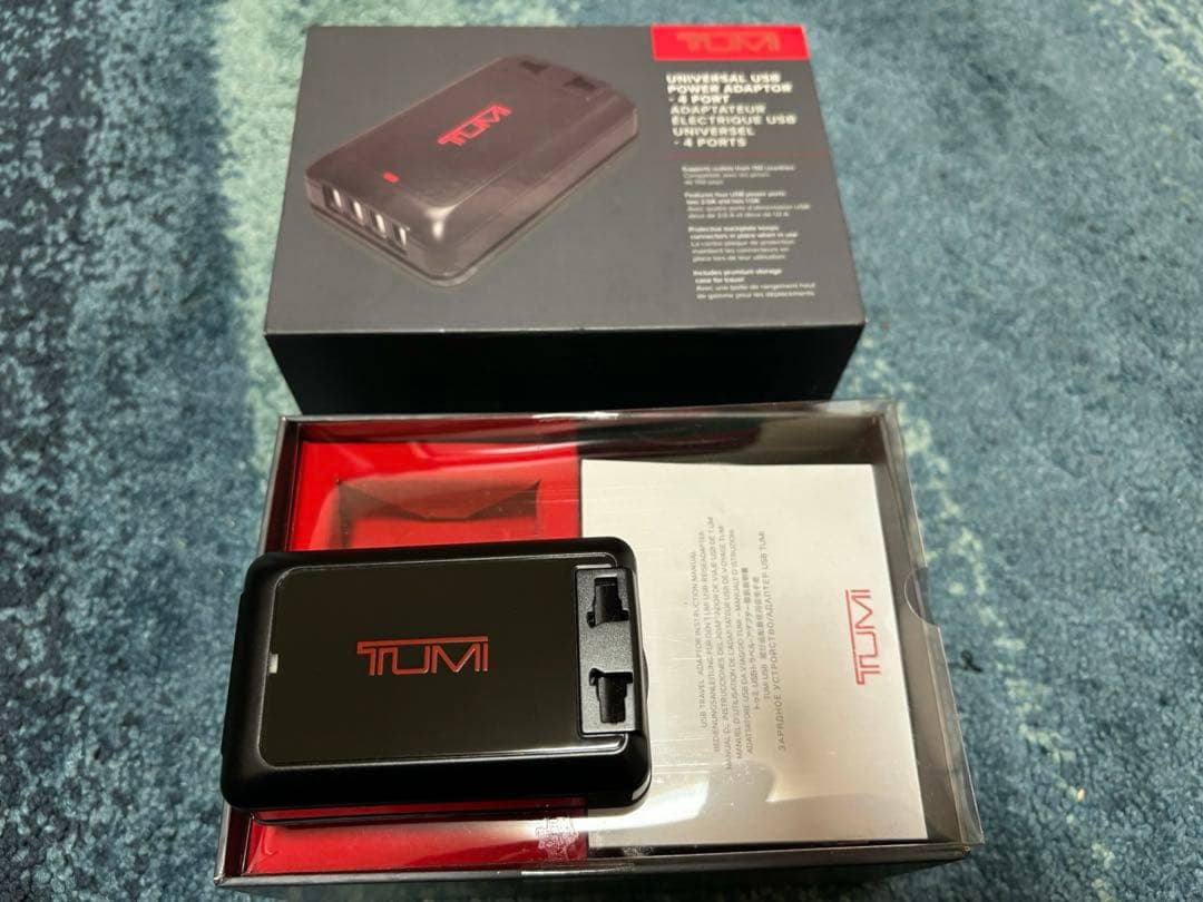 海外変換プラグ　TUMI トラベルアダプタ　150カ国対応USB 4 +電源も