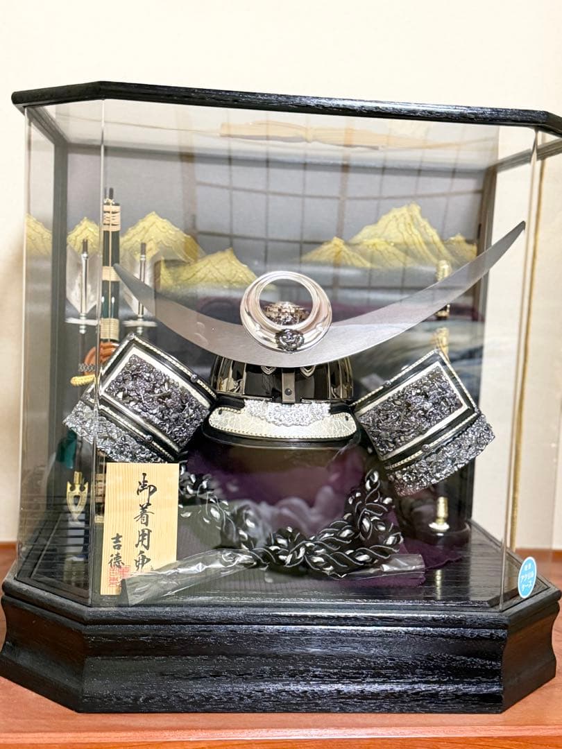 【未使用保管品・大型】吉徳 御着用兜飾り 六角アクリルケース入り