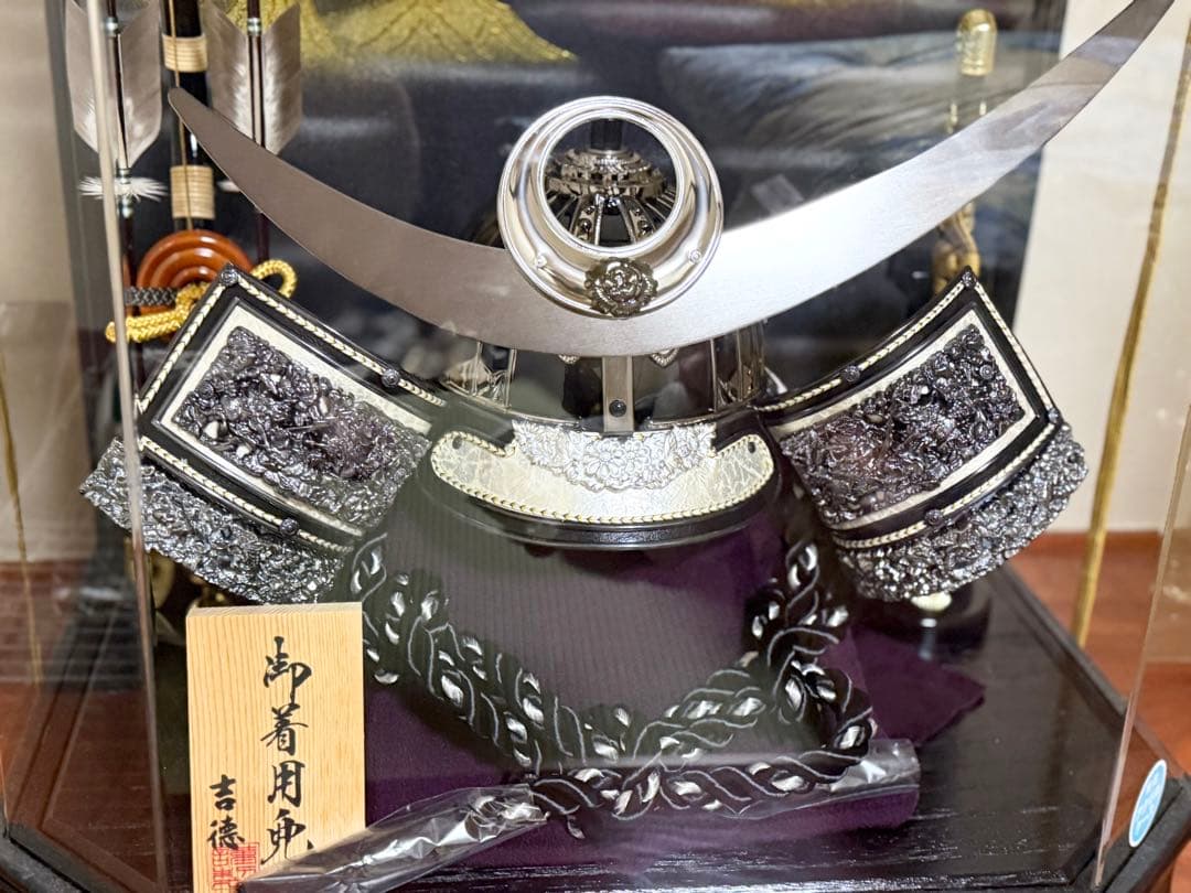 【未使用保管品・大型】吉徳 御着用兜飾り 六角アクリルケース入り